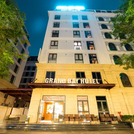 Grand Bay Hotel Отели рядом с достопримечательностью «Van beach»