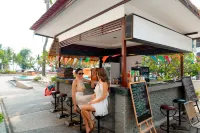 Welcome World Beachfront Resort Pattaya - Family Friendly - bar