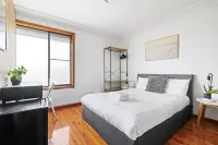 Cozy Rooms – Quiet Street, Close to Shops & Transit - Parking