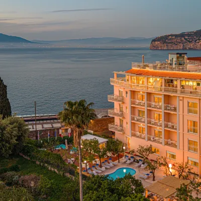 Hotel Regina Hotels near Leonelli's Beach
