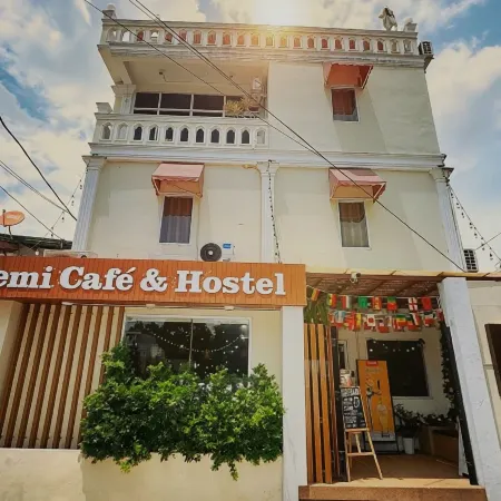 Demi Cafe & Hostel