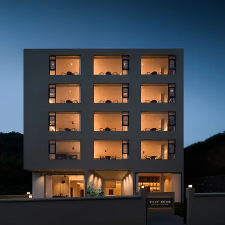 Anzhi Hillside Bloom Creek Retreat
