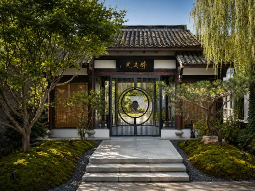 Zhishang Huachen Guesthouse - Rooftop Pools