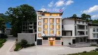 Xianshan Menglanju Hotel (Xuan'en Gongshuihe National Wetland Park) - Parkplatz
