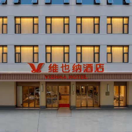 Vienna Hotel (Luquan Zhangjiu River Park Branch)