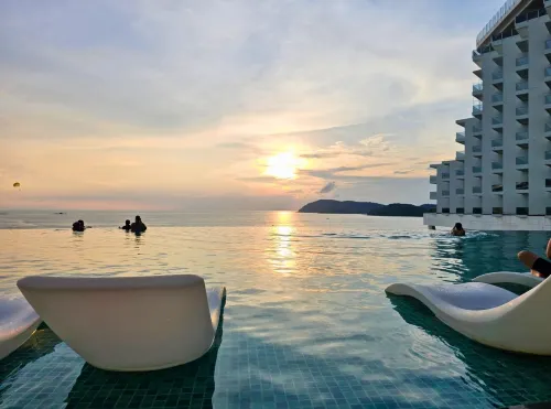 Cenang Beachfront Apt Langkawi | Infinity Pool Sunset View - parkir