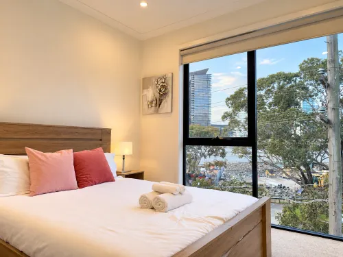 Family-Friendly Townhouse in Port Melbourne | Private Parking - พร้อมระเบียง