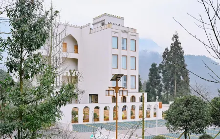 Yunqi Yougu Private Tang Homestay Ya'an Bifengxia Branch Отели рядом с достопримечательностью «Bifeng Gorge»