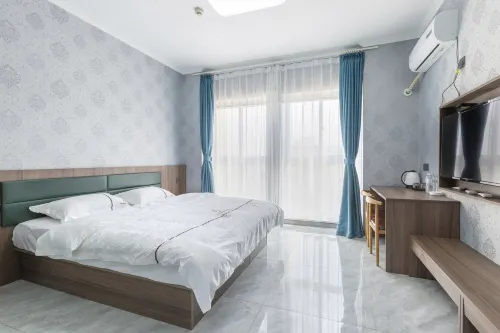 Maple Leaf Light Luxury Hotel