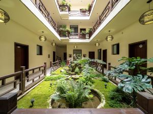 Longxinfang Courtyard Holiday Hotel