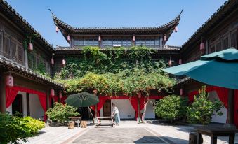 The Courtyard of Family Hua