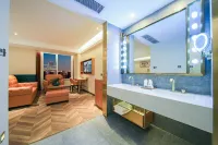 James Joyce Coffetel (Yichang Yiling Wanda Plaza) Hotels near LIANG PIN PU ZI YI CHANG WU DIAN