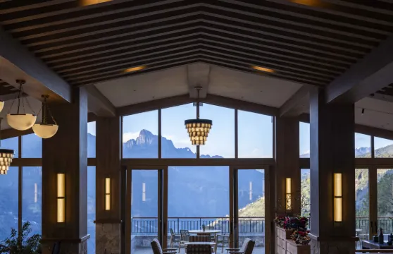 松贊石月亮山居