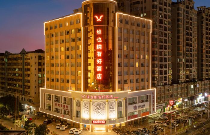 Vienna Classic Hotel （ ZhanJiang coastal   park sea view gallery hotel  ）