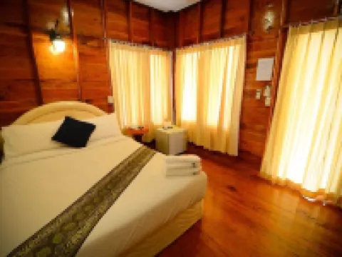 บ้านชายเลรีสอร์ท ขนอม โรงแรมในอำเภอ ขนอม