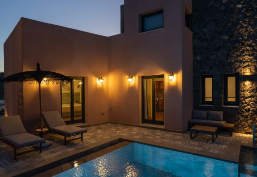 골든 모먼트스 럭셔리 스톤 빌라 거실