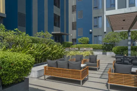 Staybridge Suites Bangkok Thonglor, an IHG Hotel Отели рядом с достопримечательностью «My Home Mansion»