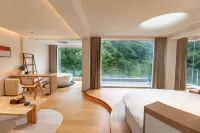 桐廬覽亭星野·溪·谷·瀑·營·HALO RESORT（雅魯漂流山灣灣店） 五雲山革命烈士陵園附近的飯店