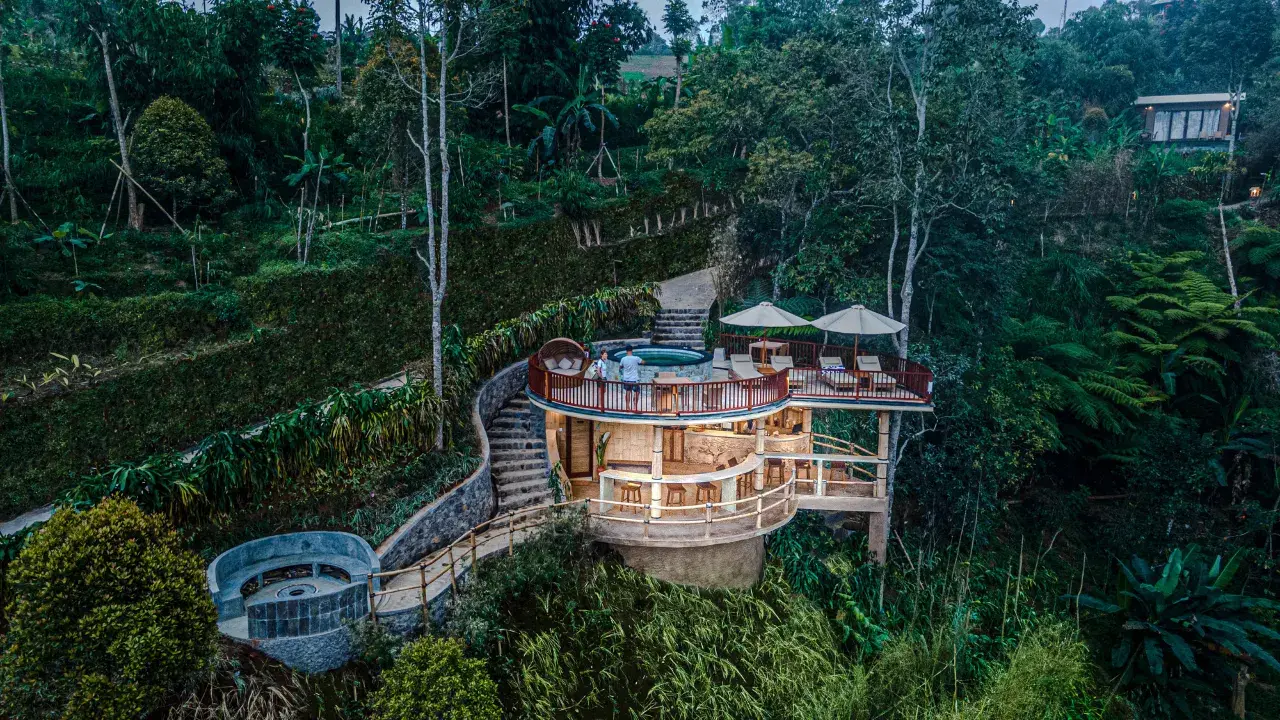 야간 조명이 켜진 문둑 모딩 플랜테이션 전경