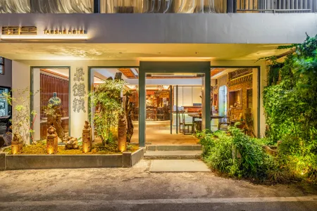 Taoshe Homestay Отели рядом с достопримечательностью «Moon Lake Scenic Area»