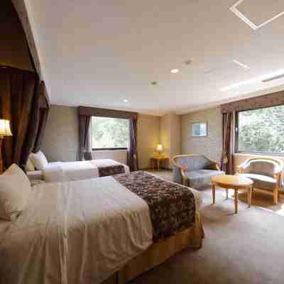 金沢白鳥路 ホテル山楽 Rooms