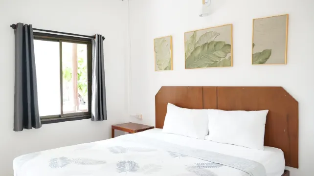 ห้องเตียงใหญ่ พร้อมระเบียง