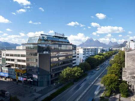 GangShe Rooftop View Hotel l (Guilin Two Rivers And Four Lakes Elephant Trunk Hill) Отели рядом с достопримечательностью «Guilin University of Science and Technology»