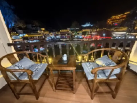 FengHuang Mengqi stilted building river view homestay Hotels in Fenghuang