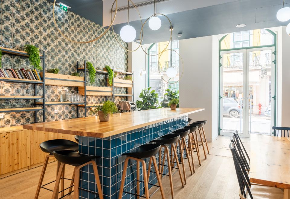 로다몬 리스보아 호스텔의 프런트 데스크 또는 공용 라운지 이미지