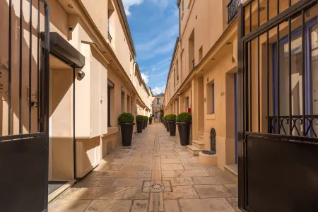 Hotel de l'Horloge Отели рядом с достопримечательностью «Кладбище Пер Лашез»