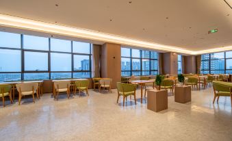 Huayue Kaixuan Grand Hotel (Weiye Building Xincheng Bus Station)