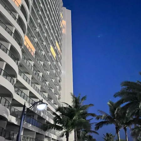 Luozhou Song Yun Seaview Hotel (Yangjiang Hailing Island Minjie Golden Coast Store)