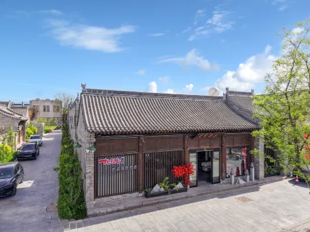 Taohua Island Jianghu Hot Spring Homestay Hotel (Xinzhou Ancient City Branch) Отели рядом с достопримечательностью «Xiurong College»