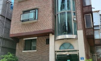 Moon House in Seoul #Quiet #Airport Transport Nearby#1 Min to Line2 Nakseongdae Subway