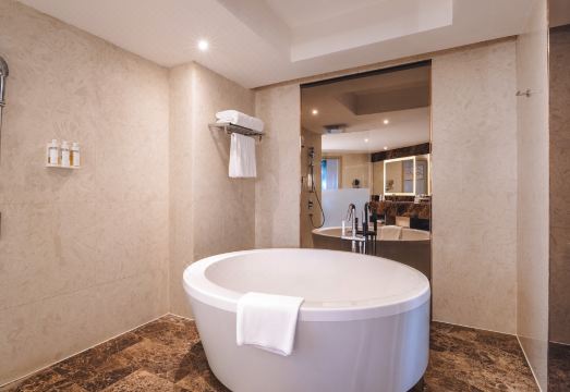 3. 홀리데이 인 쿤..