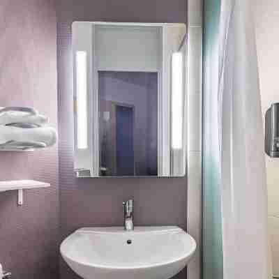 B&B Hotel Poitiers 1 Futuroscope Rooms