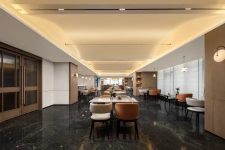 Liupanshui Railway Station Renmin Road Atour Hotel Отели рядом с достопримечательностью «Liu Pan Shui Zoo»