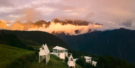 Tiger Leaping Gorge Manxingyu · FrozenDreamForest Resort Hotel Отели рядом с достопримечательностью «First bay of the Yangtze River»