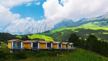 Wild Camping among the Snow-capped Mountains in Shangri-La Отели рядом с достопримечательностью «First bay of the Yangtze River»