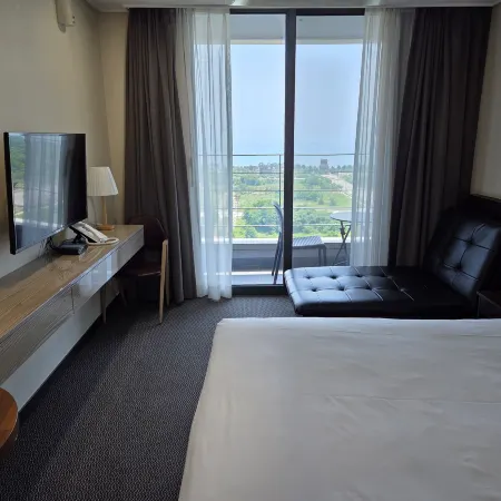 Riviera Hotel Yeongjong Отели рядом с достопримечательностью «Набережная Вольмидо»