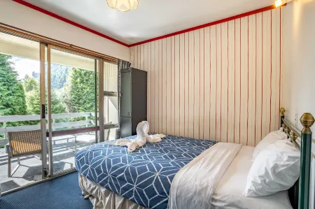 The Flaming Kiwi Backpackers