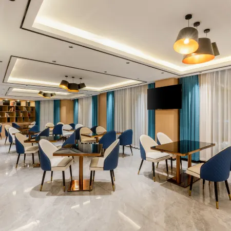 Yeste International Hotel (Hezhou Municipal Government Colorful Global City)