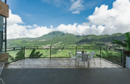 A place to watch the sunrise over the sea of clouds and terraces