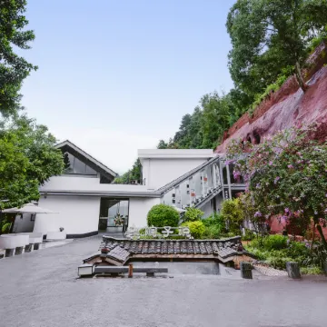 Yuanzi Shuo · Designer Courtyard-Style Vacation Apartment