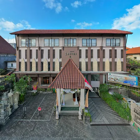 Grand Santhi Hotel Отели рядом с достопримечательностью «Площадь Пупутан Бадунг»