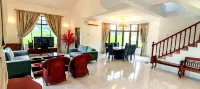 A'Famosa Comfy Villa Lakeside View with private pool Hotel di Pegoh