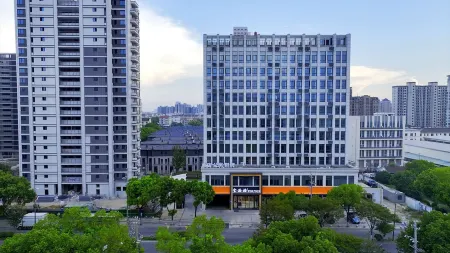 Baolige Hotel (Pinghu Clothing City) Отели рядом с достопримечательностью «Pinghu Mo's Manor»