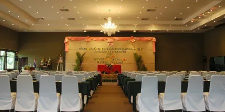 Nongnooch Garden Resort Отели рядом с достопримечательностью «Wat Nong Chap Tao»