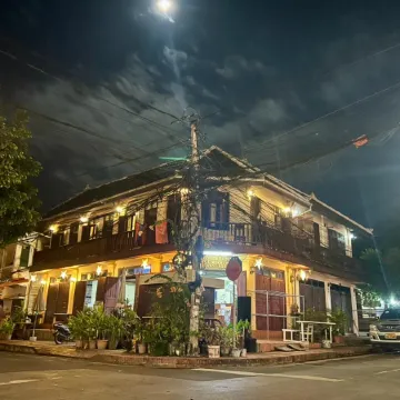 Tingkham Guesthouse Отели рядом с достопримечательностью «Ват Сенсоухарам»