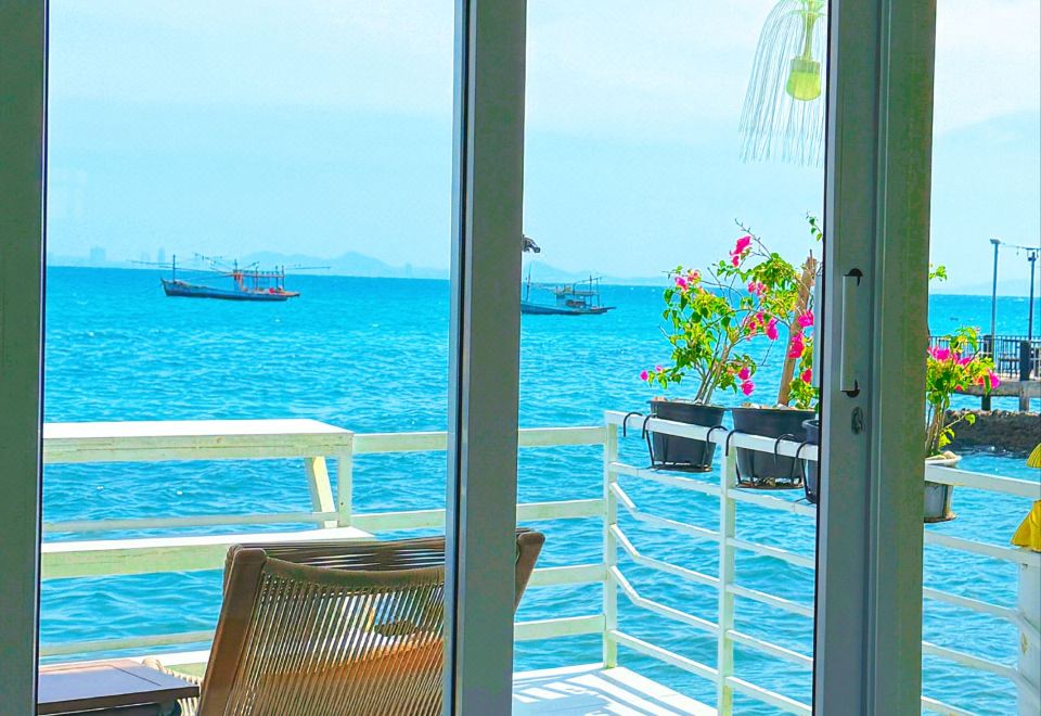 Rock Resort Koh Larn의 모던한 객실 내부